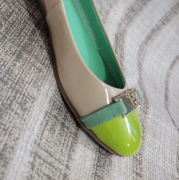 ❤️Marc Fisher Patent Cream and Green Flats - Picture 9 of 13